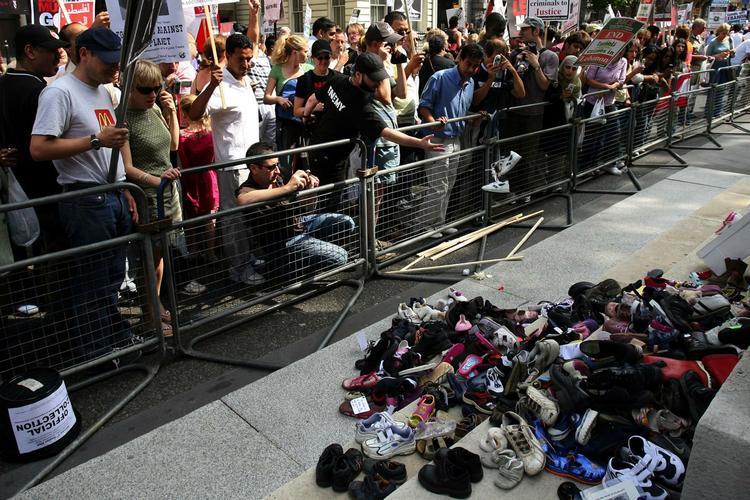 Britiske muslimer må gerne kaste med sko, når de protesterer. 