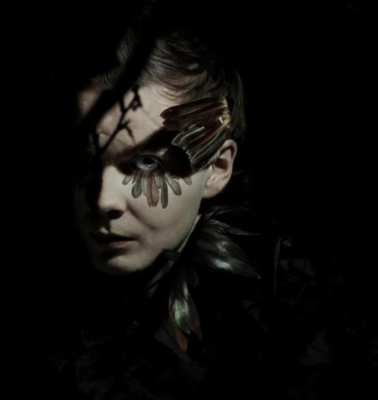 Selvom det ser mørkt ud på billedet, har Jónsi med 'Go' lavet et kulørfyldt og let tilgængeligt popalbum. 