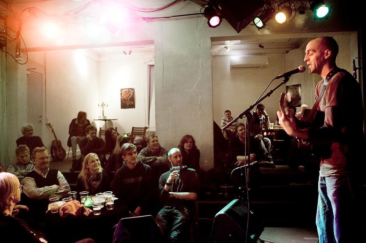 Sangleg. Bo Evers synger for at vinde. Han kæmper mod syv andre sangskrivere om en plads i finalen 17. juni. 