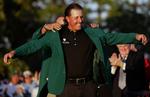 FORFØLGER. Phil Mickelson iklædes den grønne jakke som tegn på, at han er kongen af Augusta-banen, hvor US Masters blev afviklet i weekenden. 