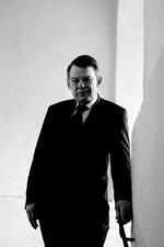 Klynk. »Sig mig engang, hvorfor kan man ikke bare leve sit liv? Hvorfor skal man rende til politikere eller biskopper for at få et eller andet ritual, så man kan føle sig anerkendt? Jeg mener, fordømmelsen af homoseksuelle har vi jo sagt farvel til«, siger Jesper Langballe. 