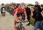 KRAFTANSTRENGELSE. Fabian Cancellaras fantastiske soloridt i Paris Roubaix går over i historien. 