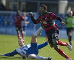 KRIG. FC Midtjyllands Baba Collins (th) beskylder Esbjergs Thomas Gaardsøe for racisme. 