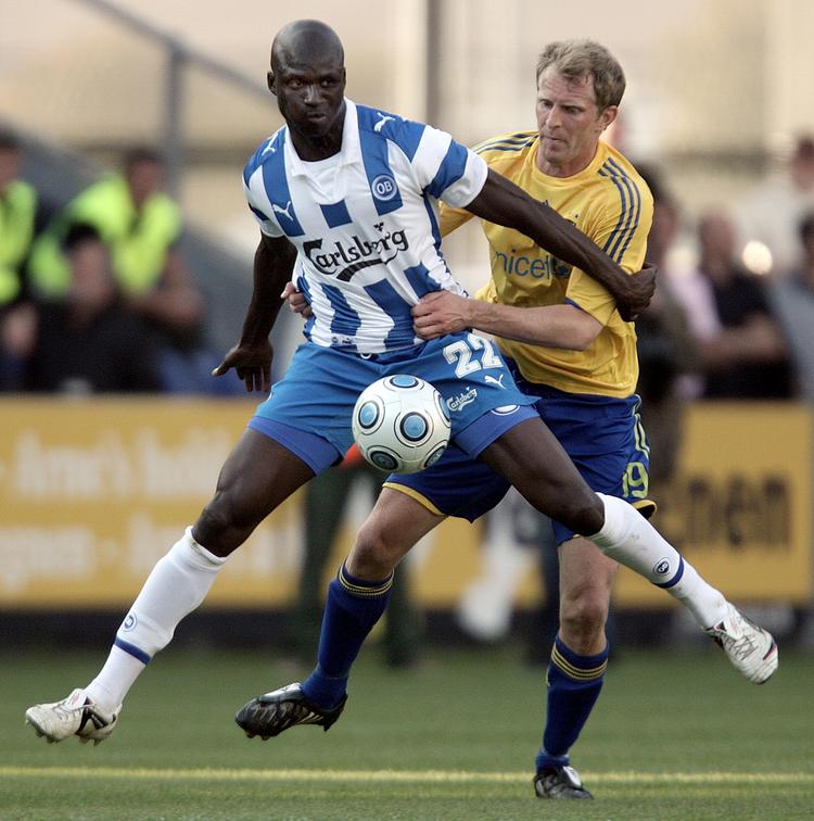 SKURK? DBU skal nu vurdere om OB's Demba-Nyrén (tv) benyttede ufine metoder i kampen mod Brøndby og Remco van der Schaaf. 