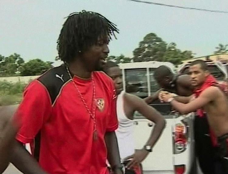 Stop. Emmanuel Adebayor var stærkt oprørt umiddelbart efter angrebet ved African Nations Cup. Manchester City-stjernen krævede efterfølgende præsidenten for det afrikanske fodboldforbund (CAF) afsat. (arkivfoto) 