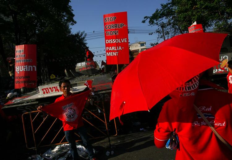 Utilfredshed. De rødklædte demonstranter er vrede på ministerpræsidenten. Og demonstranterne er ikke de eneste, der giver ham problemer. 