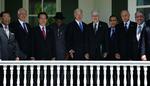 Topmøde. USA´s vicepræsident Joe Biden (i midten) sammen med en gruppe af deltagere til atommødet. Fra venstre Thailands vicepremierminister Trirong Suwankiri, Den malaysiske premierminister Najib Razak, Vietnams premierminister Nguyen Tan Dung,  Nigeria's midlertidige præsident Goodluck Jonathan, Biden, Marokkos premierminister  Abbas El Fassi, Indonesiens vicepræsident Boediono, den egyptiske udenrigsminister Ahmed Aboulgheit og Prince Muqrin bin Abdulaziz Al Saud fra Saudi Arabien. 