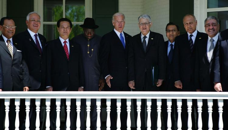 Topmøde. USA´s vicepræsident Joe Biden (i midten) sammen med en gruppe af deltagere til atommødet. Fra venstre Thailands vicepremierminister Trirong Suwankiri, Den malaysiske premierminister Najib Razak, Vietnams premierminister Nguyen Tan Dung,  Nigeria's midlertidige præsident Goodluck Jonathan, Biden, Marokkos premierminister  Abbas El Fassi, Indonesiens vicepræsident Boediono, den egyptiske udenrigsminister Ahmed Aboulgheit og Prince Muqrin bin Abdulaziz Al Saud fra Saudi Arabien. 
