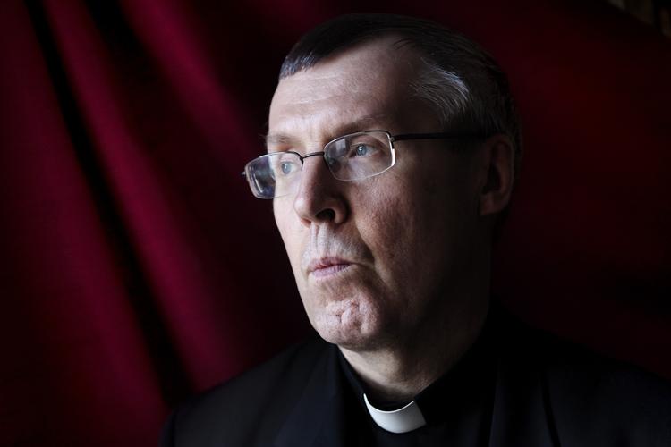 Biskop. »Den kærlighed og opmærksomhed, som man må lægge til et menneske og barn i ægteskabet, gives i stedet til Gud og menigheden«, siger Czeslaw Kozon. 