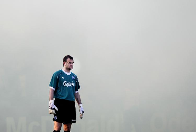Røg. OB's målmand, Roy Carroll, og de øvrige aktører på banen i søndags fik et minuts pause på grund af de massive rygskyer over arenaen på Fyn. 