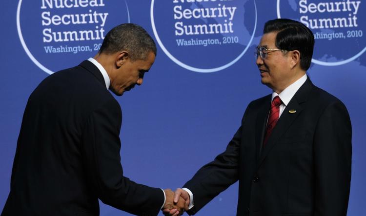 TOPMØDE. Barack Obama hilser sin kinesiske kollega Hu Jintao velkommen til atomtopmødet i USA. 