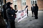 Modstand. Antifascister er mødt op foran retten i Roskilde for at demonstrere mod Jonni Hansen. 