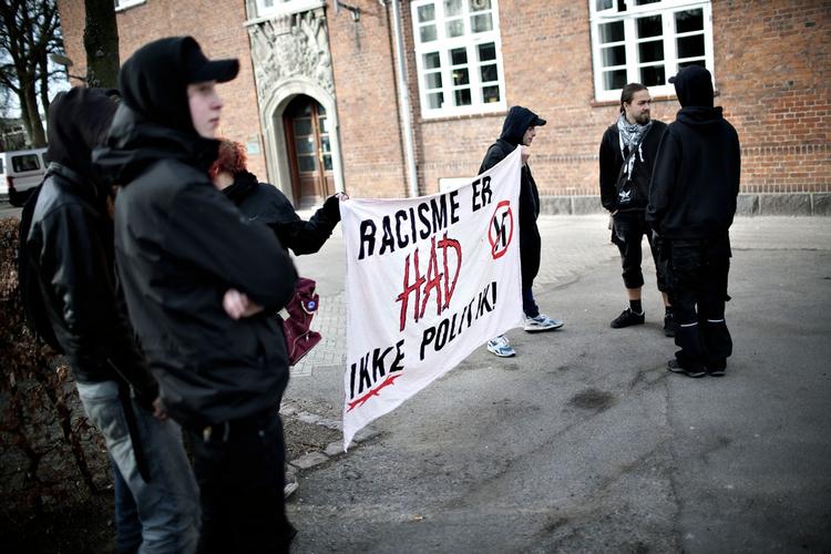 Modstand. Antifascister er mødt op foran retten i Roskilde for at demonstrere mod Jonni Hansen. 