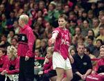 1997. Anja Andersen dirigerer under VM-semifinalen mod Rusland. Arkivfoto. 
