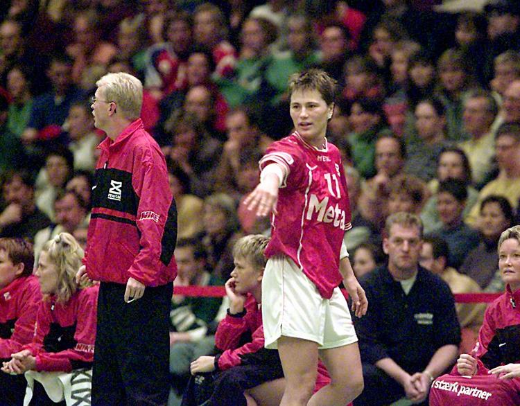 1997. Anja Andersen dirigerer under VM-semifinalen mod Rusland. Arkivfoto. 