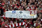 Aldrig. Bayern München fører Bundesligaen med to point ned til Schalke og yderligere fire ned til Lerverkusen. I lørdags benyttede Bayern-fans  1-1-kampen i Leverkusen til at gøre opmærksom på, at Leverkusen og Schalke aldrig bliver mestre. 