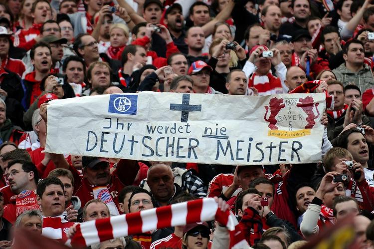 Aldrig. Bayern München fører Bundesligaen med to point ned til Schalke og yderligere fire ned til Lerverkusen. I lørdags benyttede Bayern-fans  1-1-kampen i Leverkusen til at gøre opmærksom på, at Leverkusen og Schalke aldrig bliver mestre. 