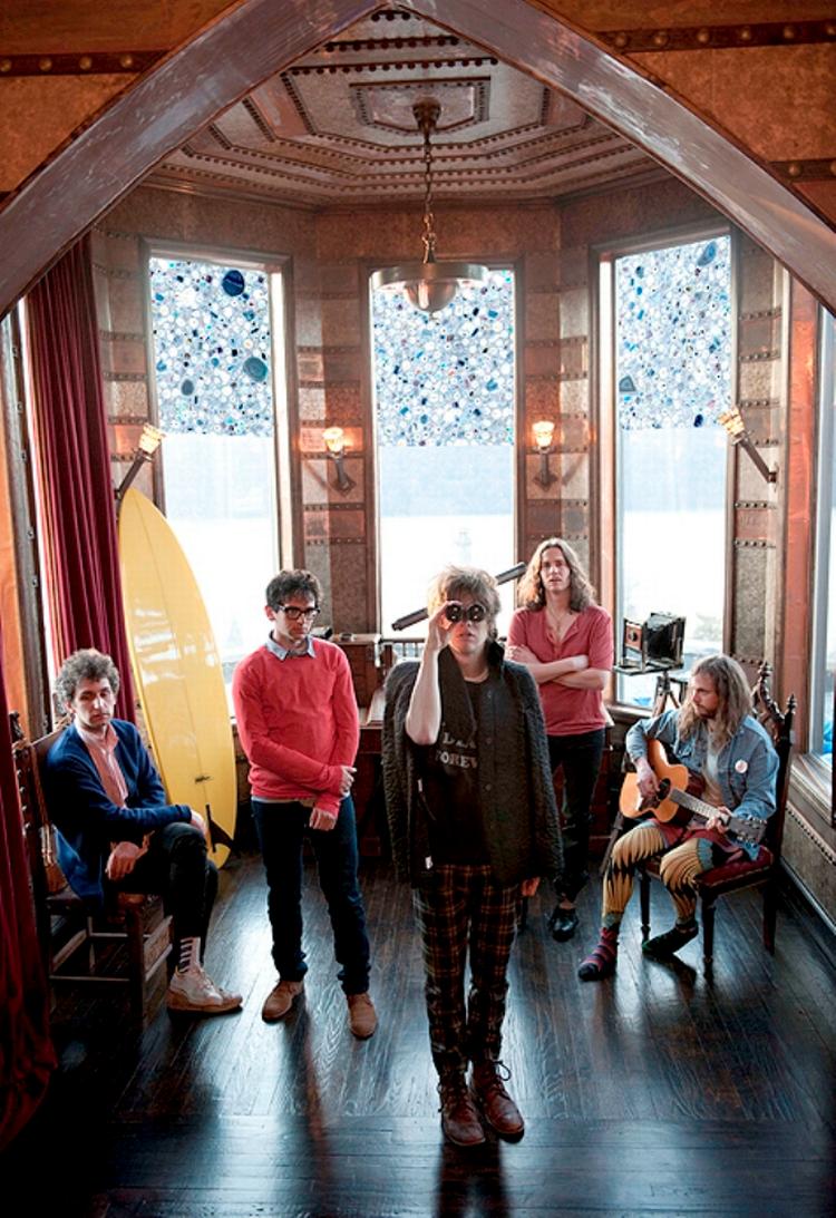 Indimellem bliver MGMT's psykedeliske trip en anelse enerverende, men gruppen er konsekvent, og generelt er det historiske kludetæppe en fornøjelse. PR-foto 