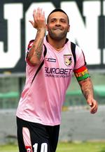 Maradona-fan. Fabrizio Miccoli fra Simon Kjærs klub Palermo. Arkivfoto. 