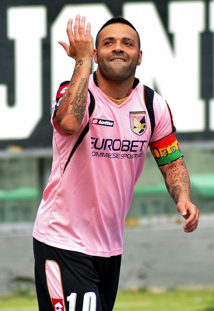 Maradona-fan. Fabrizio Miccoli fra Simon Kjærs klub Palermo. Arkivfoto. 