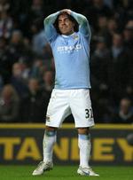 Skarpretter. 26-årige Carlos Tevez skyder med skarpt - både på og uden for banen. Arkivfoto. 