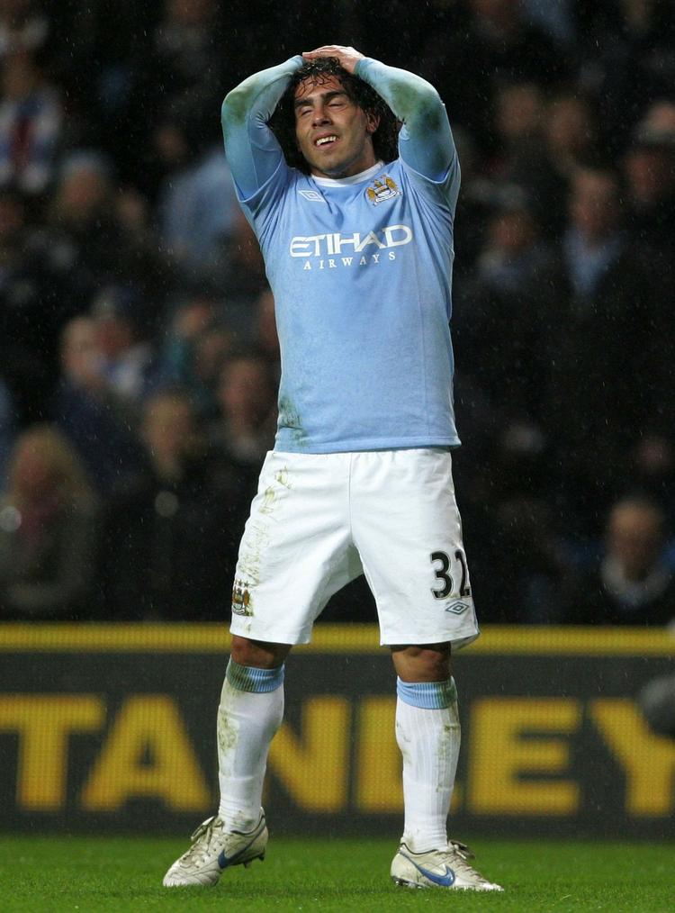 Skarpretter. 26-årige Carlos Tevez skyder med skarpt - både på og uden for banen. Arkivfoto. 
