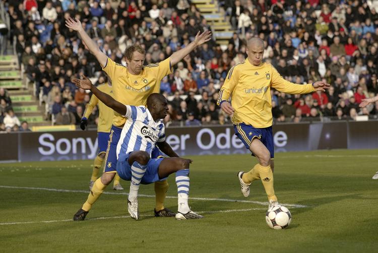 KARANTÆNE. OB-angriberen Demba-Nyrén havde under kampen mod Brøndby flere bataljer med Remco van der Schaff. Ufine metoder koster ham nu to dage på tribunen. 