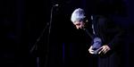 Under sin stilfulde hat, som kaster nådige skygger over ansigtet, er Leonard Cohen, stadig en forførende fortolker af sine egne visdomsord og smukt, optimistiske melodier med en dyb stemme, der er mere end  intakt. Her fra koncerten i Toronto 6. juni. Foto: Aaron Harris/AP. 
