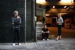 Rygepause. Skrappe rygeregler tvinger mange brugere til at tage røgpausen ude i det fri. (arkivfoto) 