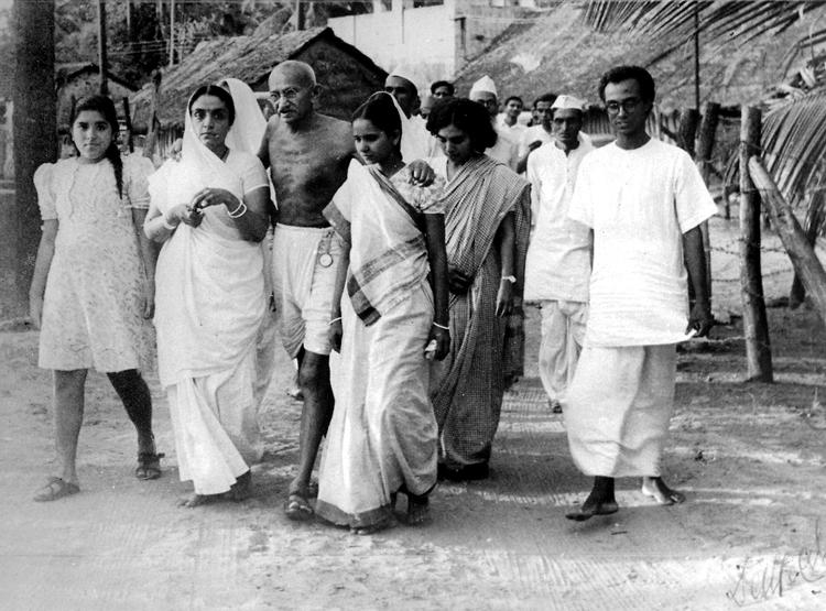 Harem. Det er velkendt, at Mahatma Gandhi testede sin kyskhed ved at omgive sig med unge kvinder. Men sandheden er nok snarere, at han var sexgal, mener den britiske forfatter Jad Adams. Her ses Gandhi i 1944 på vej til bøn i den indiske by Bombay (i dag Mumbai). Arkivfoto: Ullstein Bild 