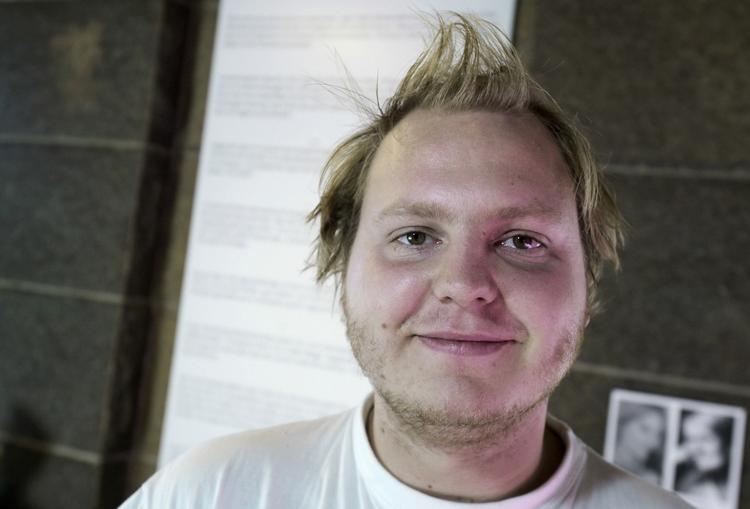 Humor. Rune Klan havde på forhånd sikret sig, at han kunne gå tæt på majestæten i det spøjse skinkenummer. Arkivfoto. 