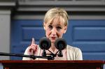 Oprørt. J.K. Rowling levede selv af offentlig forsørgelse, da hun skrev den  første bog om 'Harry Potter'. Hun raser mod David Cameron, der kaldes 'totalt uvidende' om, hvordan fattige mennesker lever. Arkivfoto. 