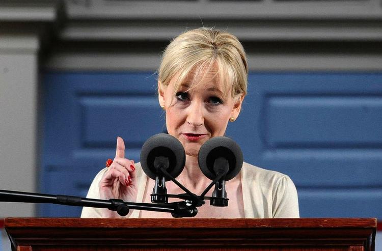 Oprørt. J.K. Rowling levede selv af offentlig forsørgelse, da hun skrev den  første bog om 'Harry Potter'. Hun raser mod David Cameron, der kaldes 'totalt uvidende' om, hvordan fattige mennesker lever. Arkivfoto. 