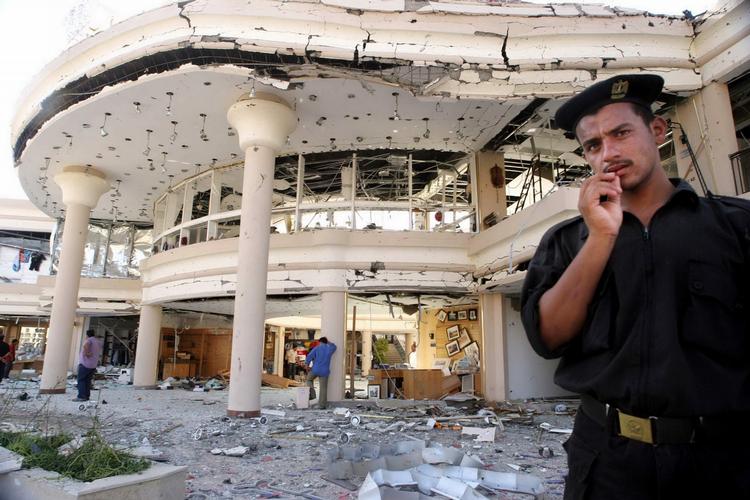 BOMBEANGREB. Egyptisk soldat foran terrorramt marked i Sharm e-Sheik i juli 2005. Arkivfoto. 