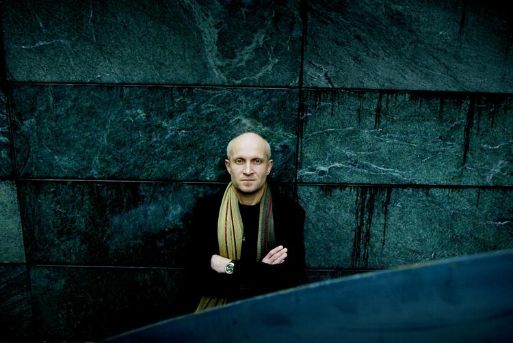 Selvportræt. 'Mit danske album' er et kærligt og forløst faderportræt og en rolig, humoristisk slægtshistorie i tre led, bedsteforældre, forældre og Saabye selv. Arkivfoto. 