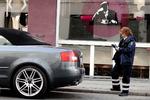 HURTIG. En Audi i en af Københavns mange gader er ved at få en bøde under vinduesviskeren. Ejeren nøjede dog at komme tilbage, inden parkeringsvagten nåede at sætte bøden på plads. 