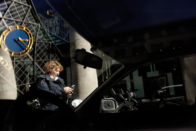 TJEK. Ina Schlichter tjekker oplysningerne på en bils parkeringsbillet i Vognmagergade i København. 