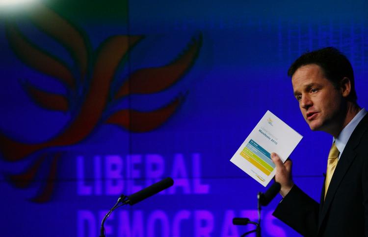 Liberaldemokraternes leder Nick Clegg har fremlagt sit partis valgprogram i det centrale London. 