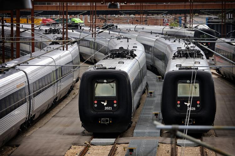 Togdrift. Topledelsen I DSB vil have staten til at løsne sit jerngreb om  selskabet. 