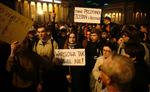 Protest. Hundredvis af mennesker var samlet foran bispesædet i Krakow og råbte »Krakow siger nej!« under bannere med spørgsmålet »Skulle han gives værdighed af konge?«. 
