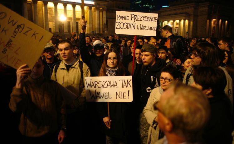 Protest. Hundredvis af mennesker var samlet foran bispesædet i Krakow og råbte »Krakow siger nej!« under bannere med spørgsmålet »Skulle han gives værdighed af konge?«. 