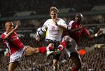 STOP. To gange fik Tottenham overlistet Arsenals forsvar. Her får Mikael Silvestre og Sol Campbell dog bremset Roman Pavlijutjenko. 