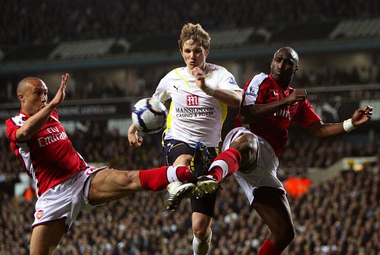STOP. To gange fik Tottenham overlistet Arsenals forsvar. Her får Mikael Silvestre og Sol Campbell dog bremset Roman Pavlijutjenko. 