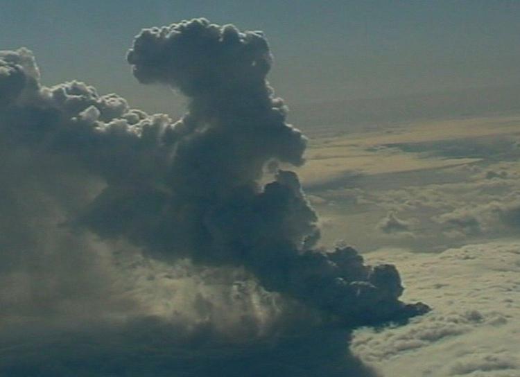 Vulkansky., En sky af aske og røg er steget til vejrs over den ulmende vulkan under Eyajafjallajökull-gletsjeren i Island. Den er nu flere kilometer høj. 