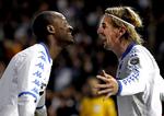 MÅLSCORERE. I anden halvleg scorede Dame N'Doye det tredje og Cesar Santin (th). for FCK mod Esbjerg. 