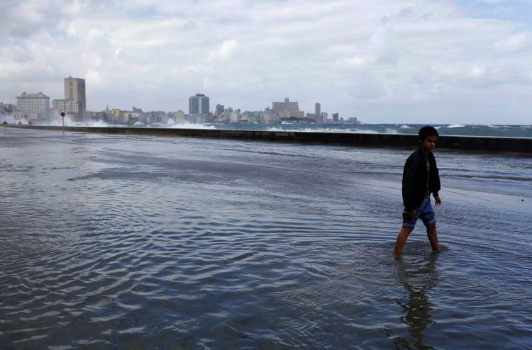 A group of scientists reports that there is a danger that sea levels will rise more than one metre in the next 100 years, affecting low-lying areas such as here in Cuba. 