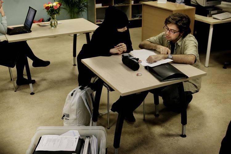 Tosproget. Sprogproblemer er skyld i, at tosprogede elever klarer sig dårligere i skolen. Men dem kan skolen - og senere gymnasiet - faktisk gøre en aktiv indsats for at afhjælpe 