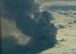Vulkansky. Røgen stiger op fra krateret af vulkanen Eyjafjallajokull. 