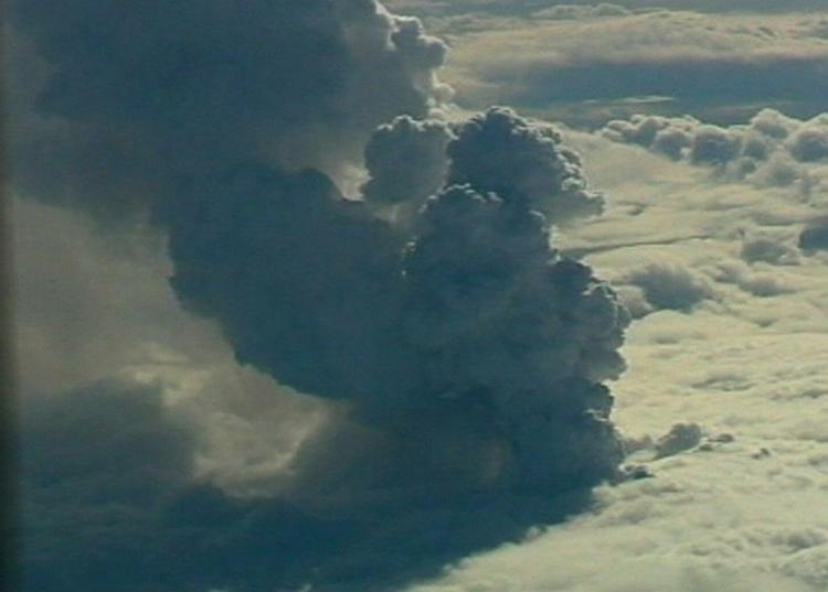 Vulkansky. Røgen stiger op fra krateret af vulkanen Eyjafjallajokull. 