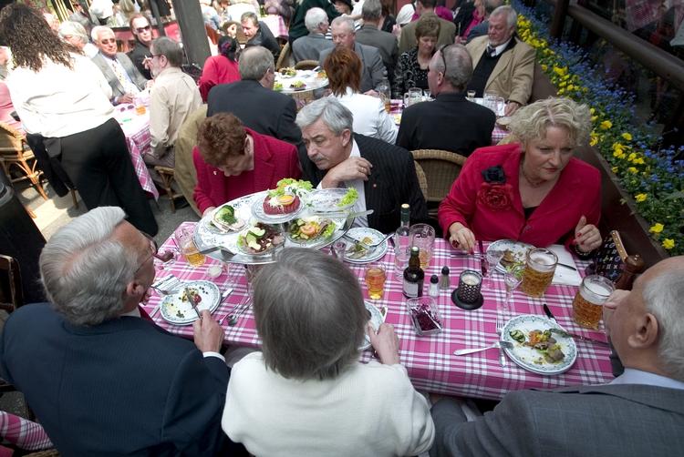 Hvert år flokkes kendte og ukendte i Grøften på Tivolis åbningsdag for at spise rejemadder, labskov og smørrebrød i festligt lag. 